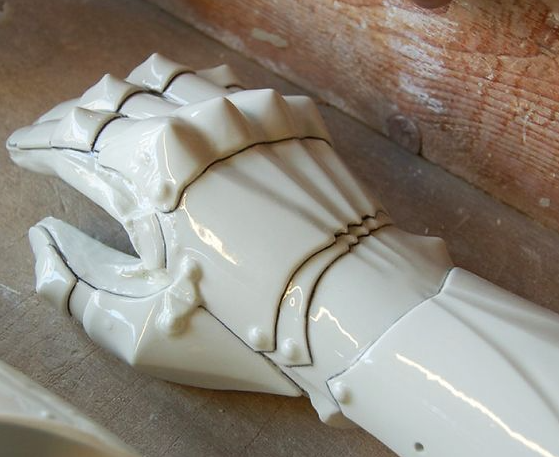 Hycarius's tweet photo. Aujourd'hui, j'aimerais vous rappeler l'existence de ces oeuvres magnifiques, reproductions exactes d'armures de la fin du Moyen Age.

Reproductions parfaites, certes, mais entièrement en porcelaine !
Il en existe 11, réalisées par l'artiste Hans van Houwelingen. https://t.co/7iMKUVb69i