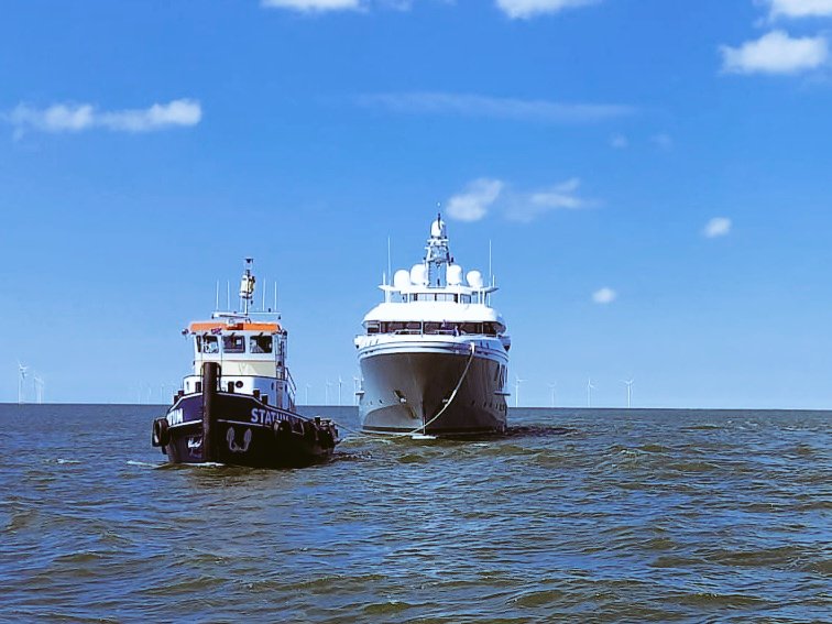 PieterBootsma's tweet photo. De sleepboot Statum maakt verbinding aan motorjacht, voor assistentie.
#sleepbedrijfbootsma
#sleepboten #IJsselmeer #waddenzee https://t.co/FS0xtwF4vA