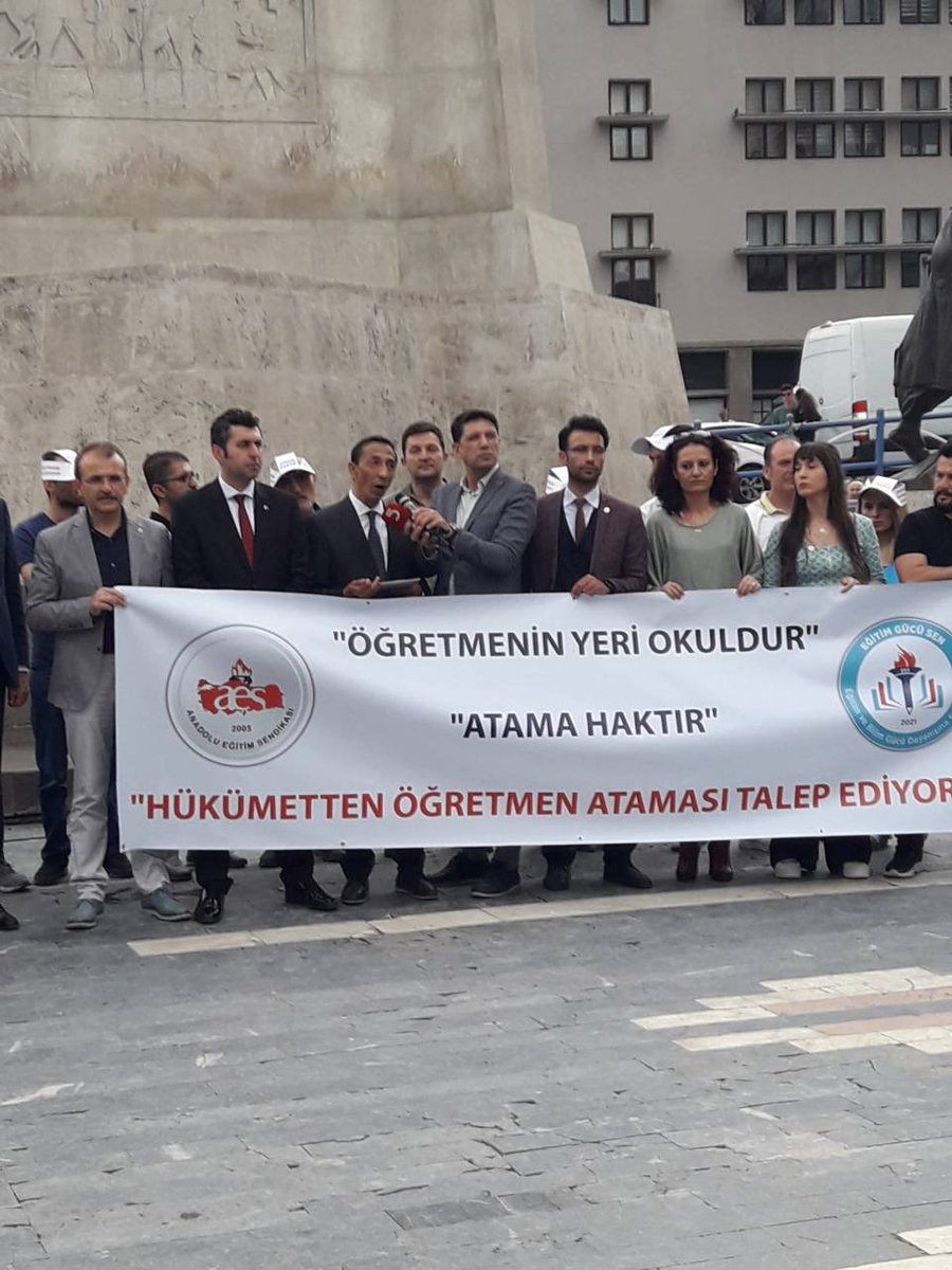 Haziran ayına geldiğimiz halde 2022 öğretmen atamasının yapılmamasını bugün Ulus Meydanı'nda haykırdık
Yüzbinlerce öğretmenin işsizliği ayıbımızdır
Okullar 90 bin ücretli ile karşılanıyor 
Mülakatsız Öğretmen atama takvimi bir an önce açıklanmalıdır
 #OgretmeninYeriOkul