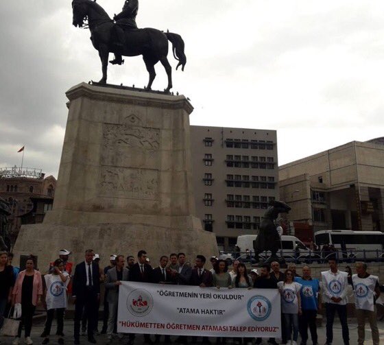 oguzozat's tweet photo. Haziran ayına geldiğimiz halde 2022 öğretmen atamasının yapılmamasını bugün Ulus Meydanı'nda haykırdık
Yüzbinlerce öğretmenin işsizliği ayıbımızdır
Okullar 90 bin ücretli ile karşılanıyor 
Mülakatsız Öğretmen atama takvimi bir an önce açıklanmalıdır
 #OgretmeninYeriOkul https://t.co/MWZCYUSZCq