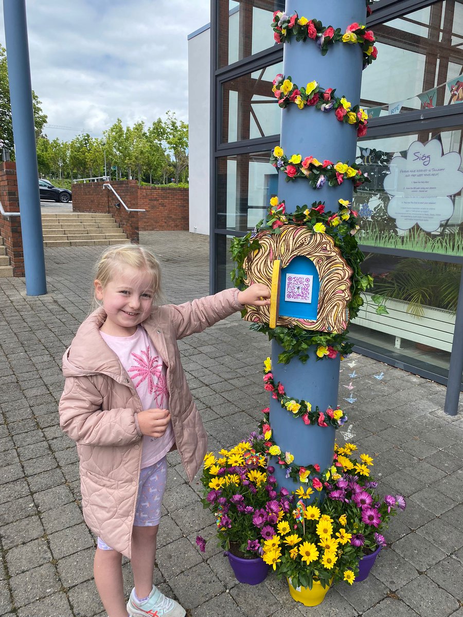 creativeirl's tweet photo. Meet Fiadh, who likes the colour pink and going to magic shows such as this one in #Tallaght @TallaghtLibrary 

#CreativeIreland @sdublincoco https://t.co/HwIV4SQWwS