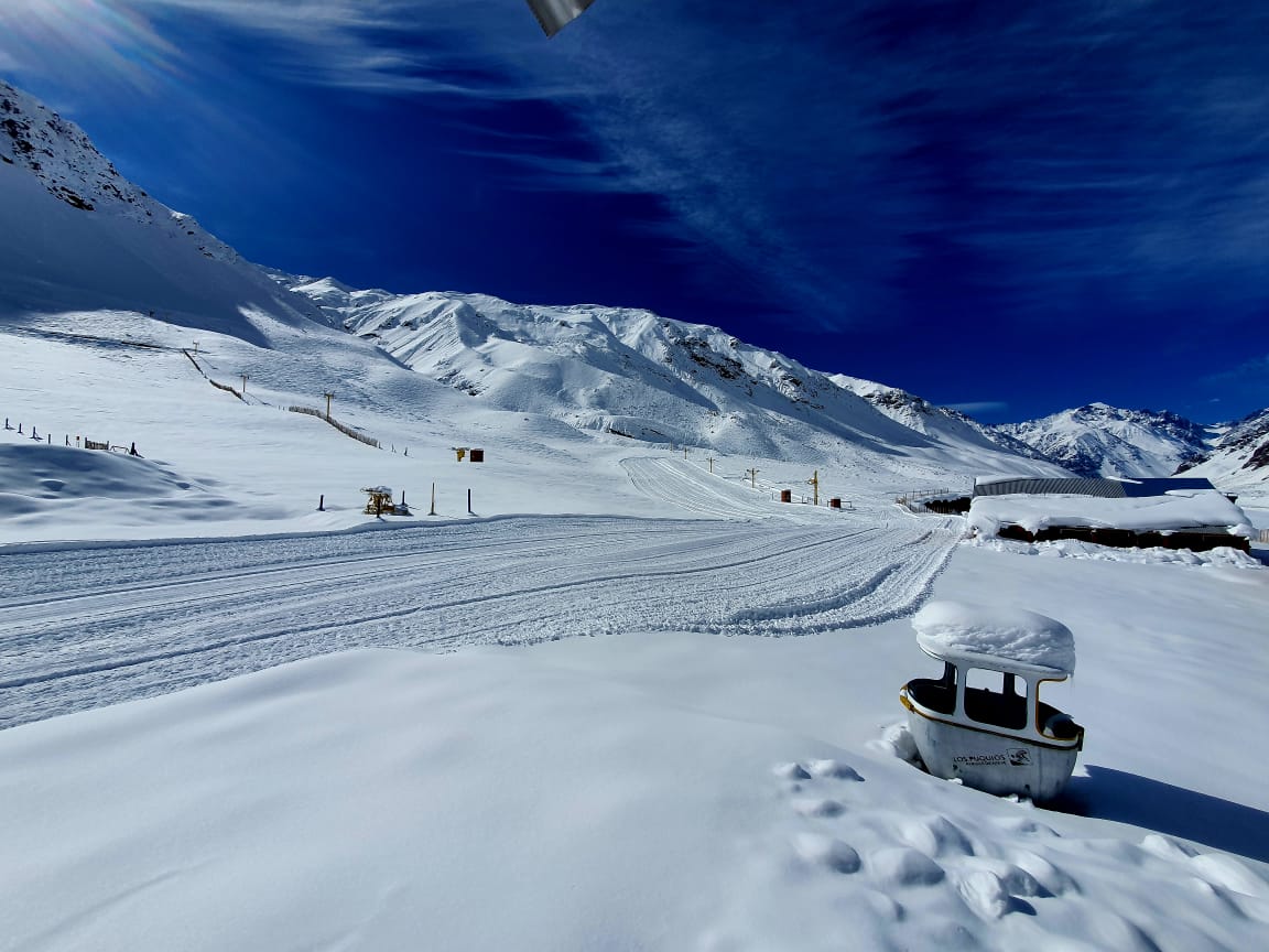CuyoNoticias's tweet photo. Mientras en #LosPuquios en #Mendoza con toda esta #nieve https://t.co/bD1Bs9rA7O