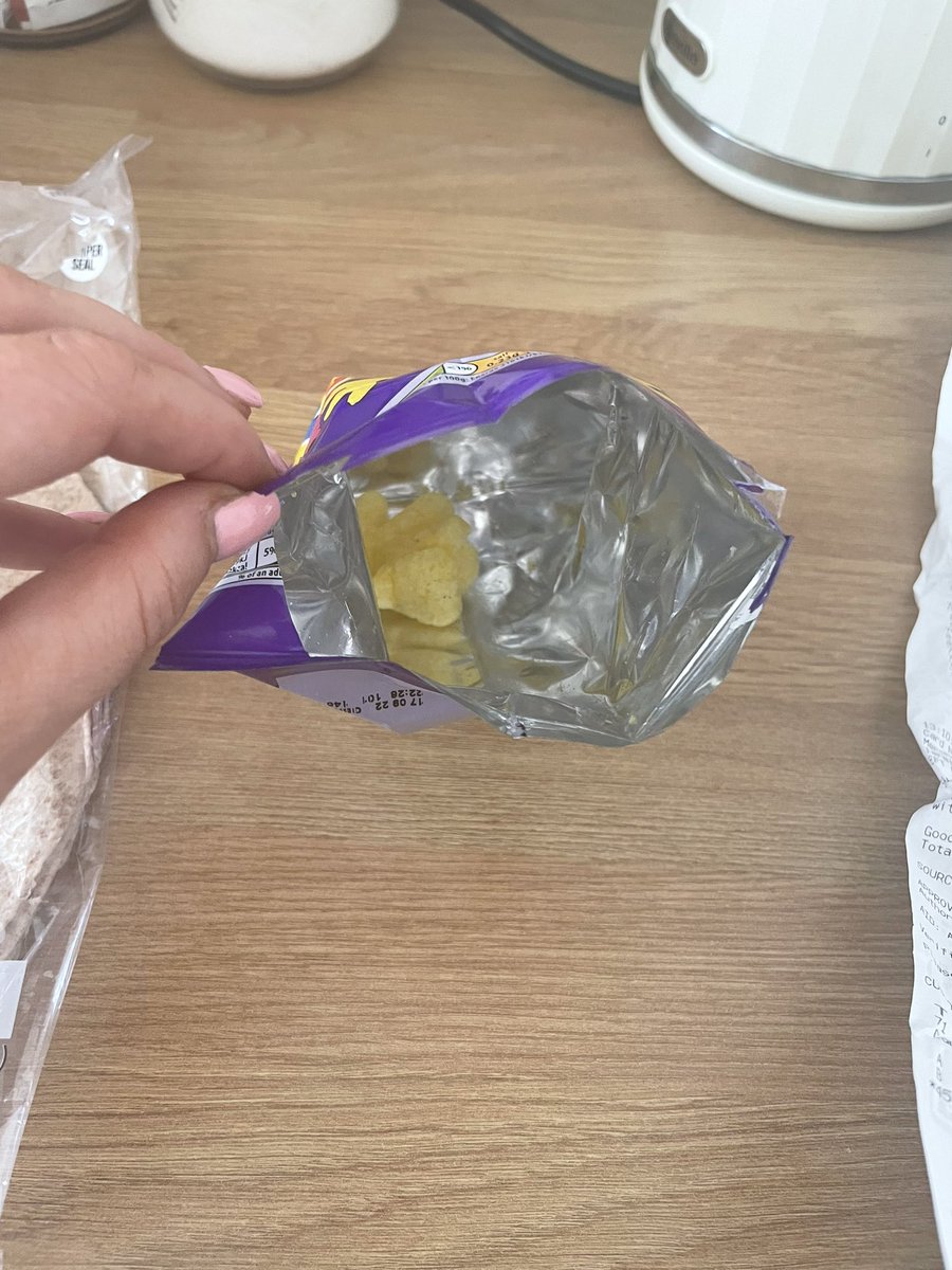 MrsBrench's tweet photo. @AldiUK I have just got back from my weekly shop and the multi pack of monster claws has one bag with 1 crisp in only and one pack empty attached to another empty also 🤷🏽‍♀️ https://t.co/sihColDfom
