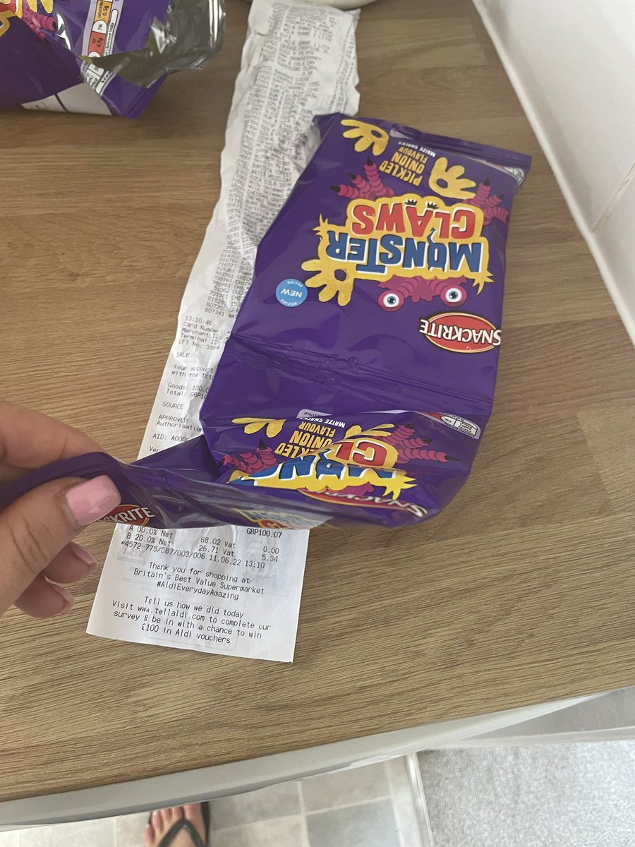 MrsBrench's tweet photo. @AldiUK I have just got back from my weekly shop and the multi pack of monster claws has one bag with 1 crisp in only and one pack empty attached to another empty also 🤷🏽‍♀️ https://t.co/sihColDfom
