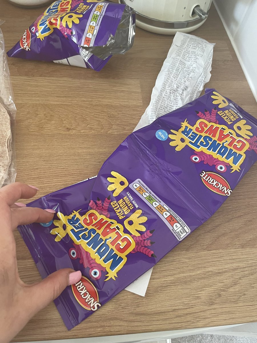 MrsBrench's tweet photo. @AldiUK I have just got back from my weekly shop and the multi pack of monster claws has one bag with 1 crisp in only and one pack empty attached to another empty also 🤷🏽‍♀️ https://t.co/sihColDfom