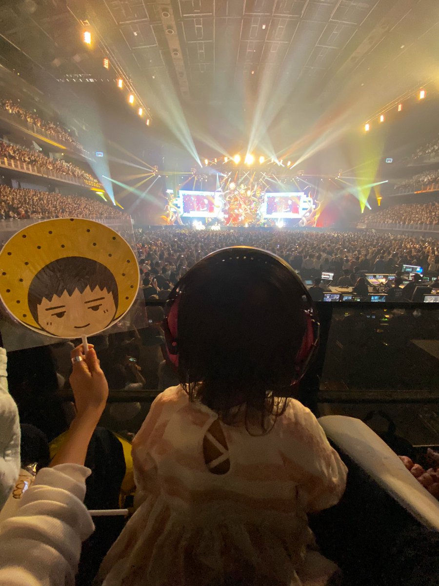 mayumix_fujita's tweet photo. ゆずさんのライブに家族で行ってきました。娘は2歳5ヶ月ではじめてのライブ。手拍子したりタンバリン叩いたりうちわ振ったり、、とっても楽しんでいました🤗年齢層幅広く楽しめるゆずさんライブ最高ですね。早くまた声を出してもう一回！もう一回！って言いたいなぁ☝️#photoOKタイム https://t.co/jwpuo0DQ51
