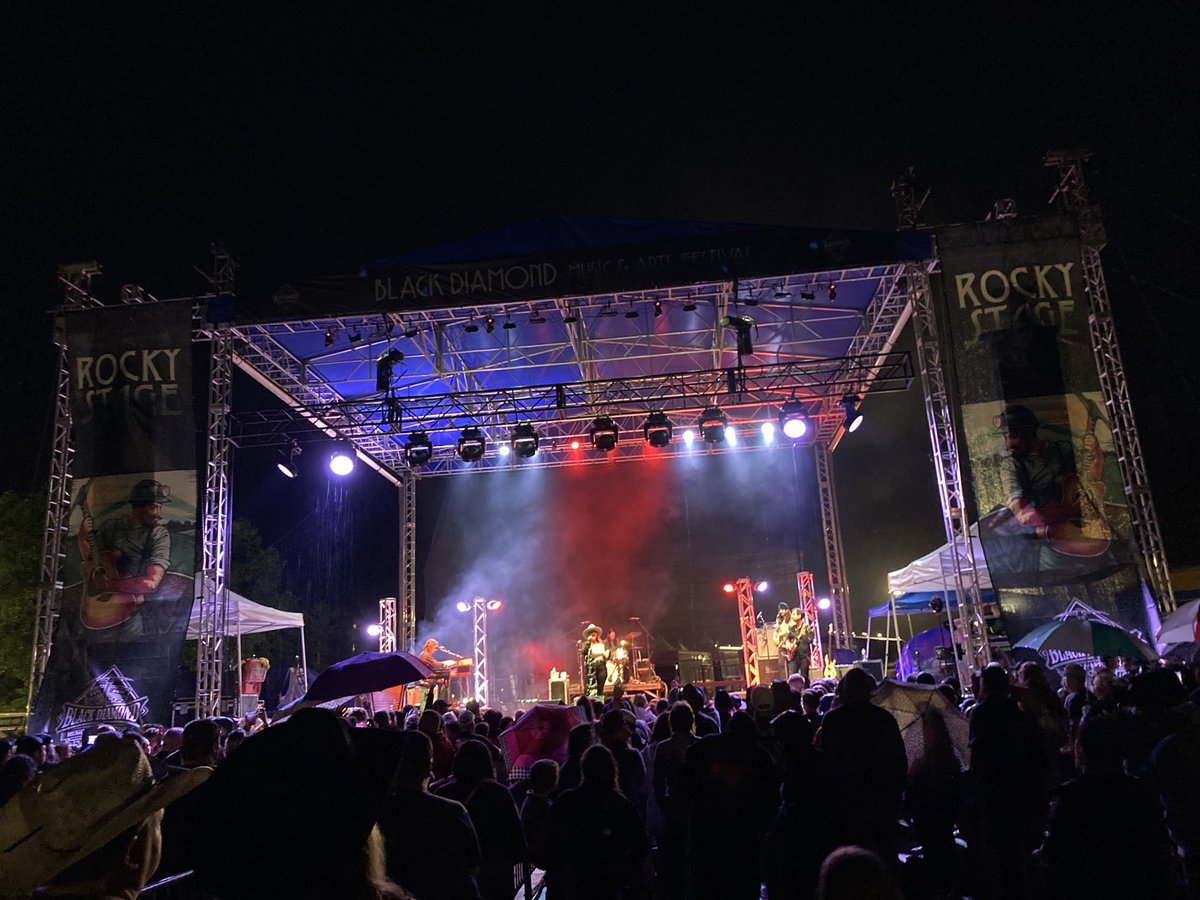 Loved ⁦<a href="/ElleKingMusic/">Elle King</a>⁩ at the ⁦<a href="/BDmusicfest/">Black Diamond Music Festival</a>⁩ last night in Nelsonville. She grew up not far from here. Festival continues today.