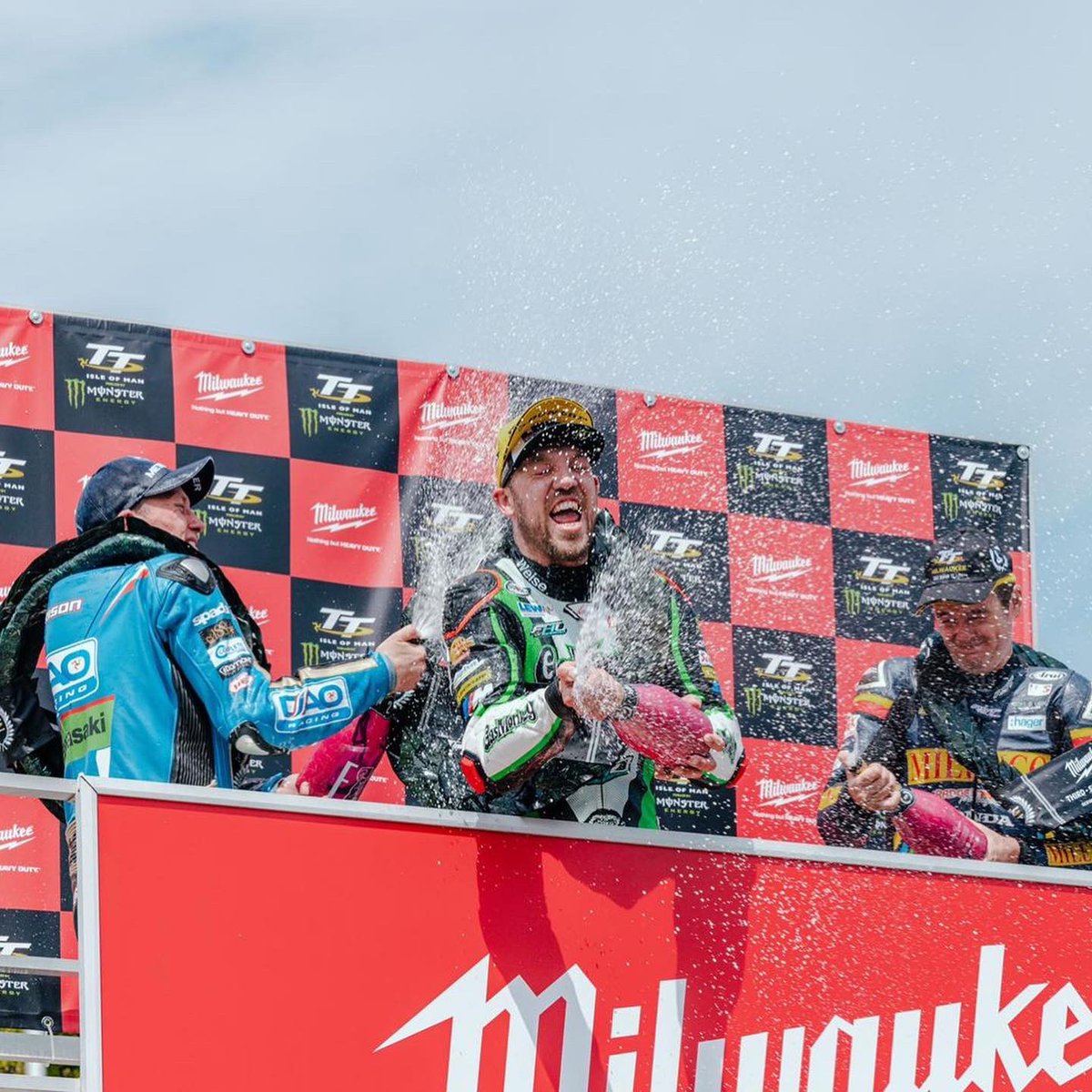 ttracesofficial's tweet photo. Peter Hickman your 2022 @milwaukeetool_uk Senior TT Race Winner 🏆

 #IoMTT #TTLive #TT2022 #SeniorTT #RoadRace @GasMonkeyGarage @FHO_Racing @peterhickman60 https://t.co/qmjSsV2a9F