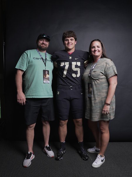 NateSchneckloth's tweet image. Had a amazing time at West Point yesterday! Special place 🇺🇸🏴‍☠️@DrinkallCoach @ArmyWP_Football #BEATNAVY