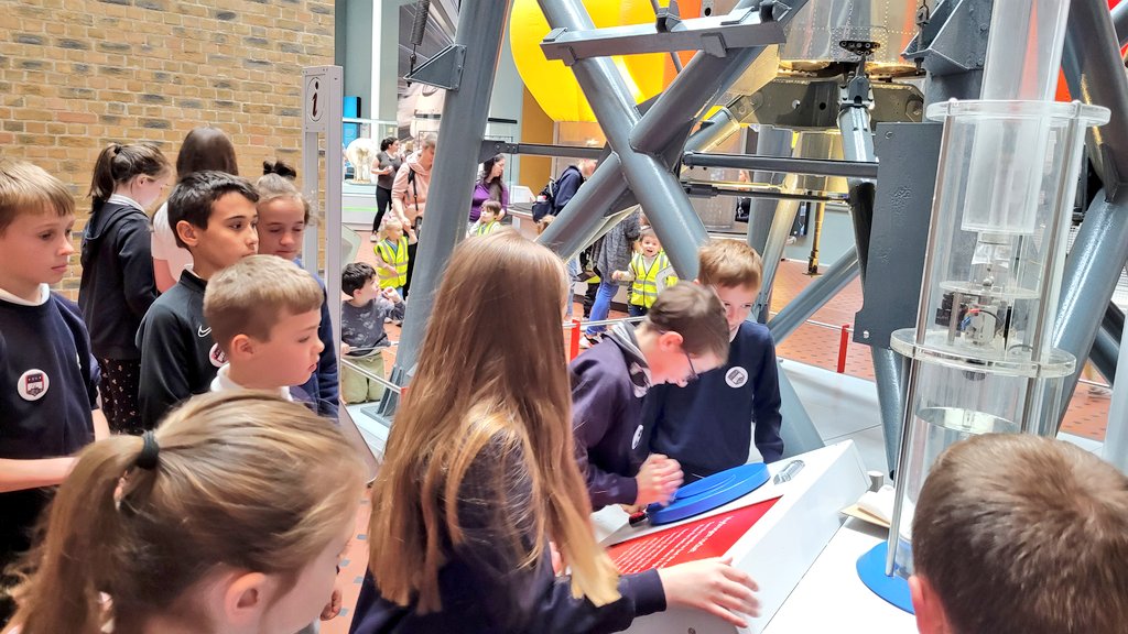 We all loved the Science and Technology gallery. There was so much to get involved with. Ask us all about it! #STEM <a href="/NtlMuseumsScot/">National Museums Scotland</a>  <a href="/MorayP4S/">P5S Moray Primary</a> <a href="/EpMoray/">E.P 1-4 @ Moray PS</a> <a href="/MorayPS/">Moray Primary School</a>