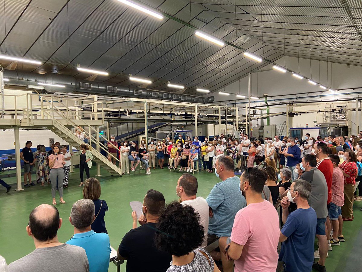 Mientras el Consejero de Empleo de #CyL está luchando contra el comunismo, la Ministra del Gobierno de España, <a href="/MarotoReyes/">Reyes Maroto</a> está explicando asamblea por asamblea a los trabajadores el posible acuerdo para evitar el cierre de #Siro .