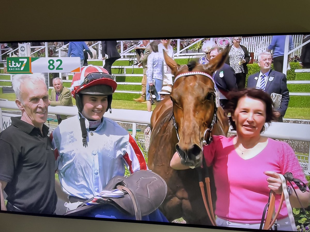 Zealandia wins the Queen Mother’s cup @yorkracecourse under a cracking ride by amateur jockey @Alice_stevens_2 for @ianwilliamsraci @FabriceSmeulde1 #SaturdayWinner 🔥🏆🍾