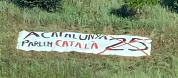 ⭐️📸 #AltTer. Si passeu per l'Eix, us animem a fer una fotografia a la pancarta «A CATALUNYA PARLEM CATALÀ» i compartir-ho a les xarxes.

#ACatalunyaParlemCatalà
#LaLlenguaNoEsToca
#ParlaCatalà
#JoParloCatalà

📲Passa-ho