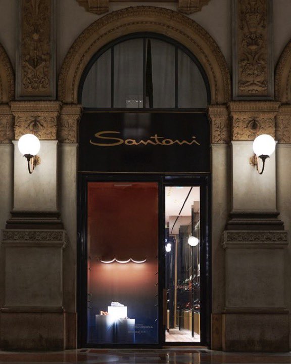 DesignApplause's tweet image. The protagonist of @SantoniOfficial boutiques in Galleria Vittorio Emanuele II and Montenapoleone district for this Design Week 2022 is "Almendra", a customizable and extendable modular lights designed by @purquiola for @flos.

#milanDesignWeek2022 #mdw2022 @iSaloniofficial