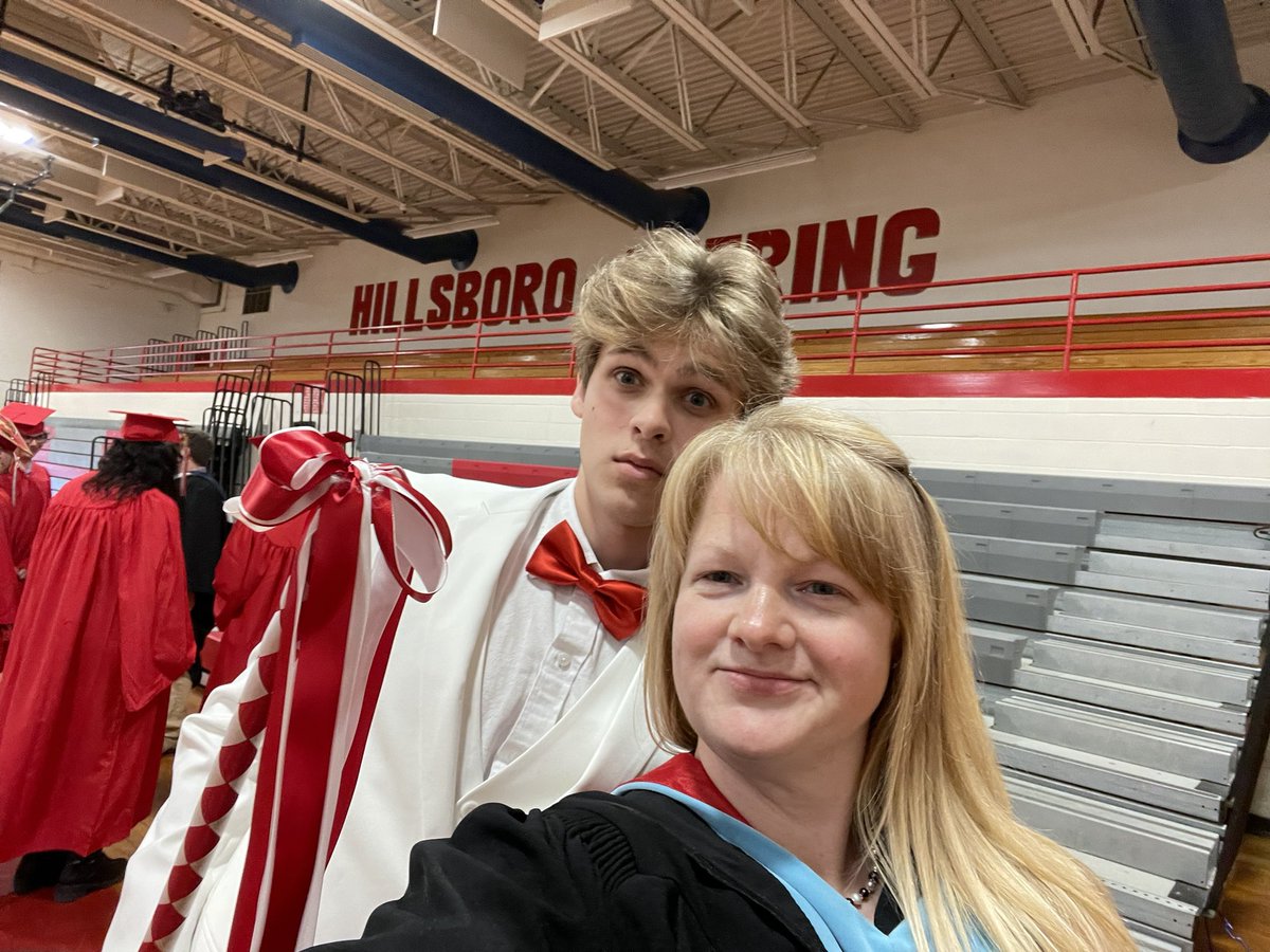 KDinsmoreHDHS's tweet photo. Graduation prep! #hdhspride https://t.co/mgTh3twm5J