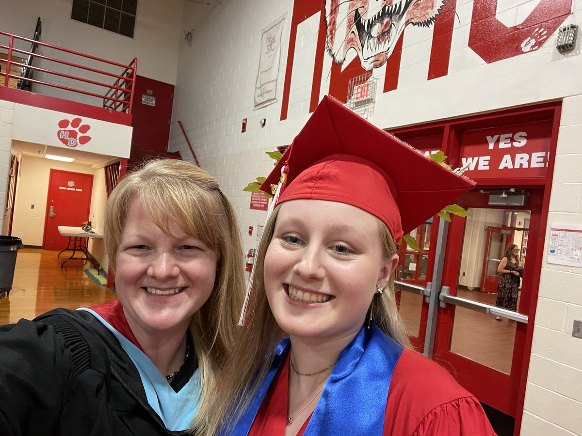 KDinsmoreHDHS's tweet photo. Graduation prep! #hdhspride https://t.co/mgTh3twm5J
