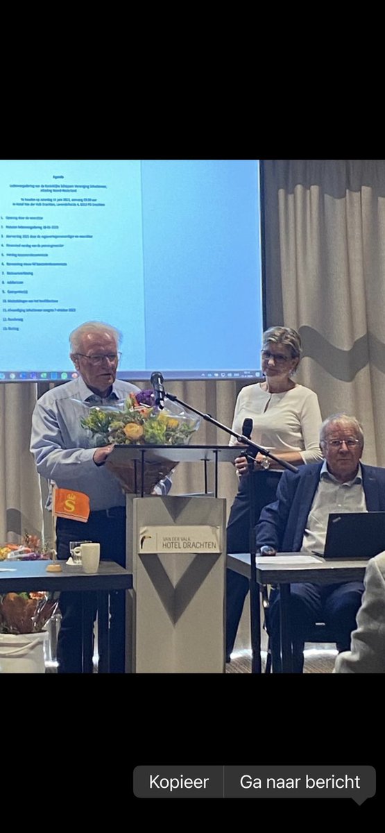 Geert Timmer in de bloemen gezet. Geert is bestuurslid van de afdeling Noord Nederland van SchippersVereniging Schuttevaer en is 25 jaar lid! Dat is zeker, naast de onderscheiding, een bloemetje waard, dank voor jarenlange inzet Geert!
