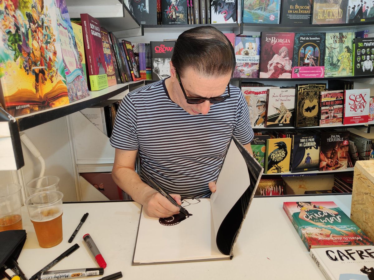 jfergon's tweet photo. El gran Keko (José Antonio Godoy) dedicándome un "incunable", #LaProtectora, en #FLMadrid22, caseta de @NormaEditorial @GenXTirso con @astrochechu y @PalomaLiranzo amenizando la espera quizás sin saberlo :-). Autor y caseta nos dieron 30 minutos más de firma. ¡Gracias!
@FLMadrid https://t.co/IWP1eZm04L