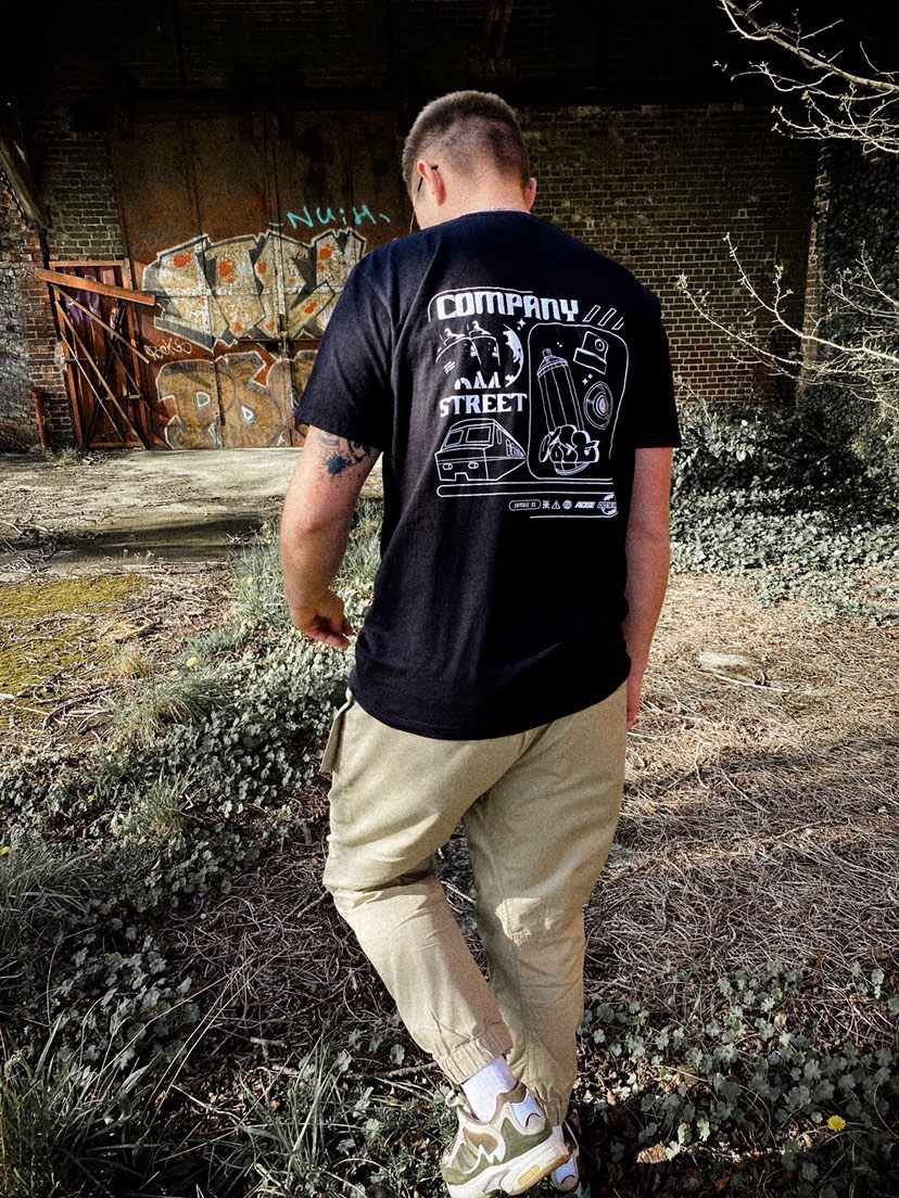 aosedesign's tweet image. Mon premier drop de textile est désormais disponible ! J'espère qu'il vous plaira🙌

C'est la consécration de nombreuses heures de travail et d'apprentissage de la sérigraphie 

Attention, les quantités sont limités⚠️

🔗aose.fr