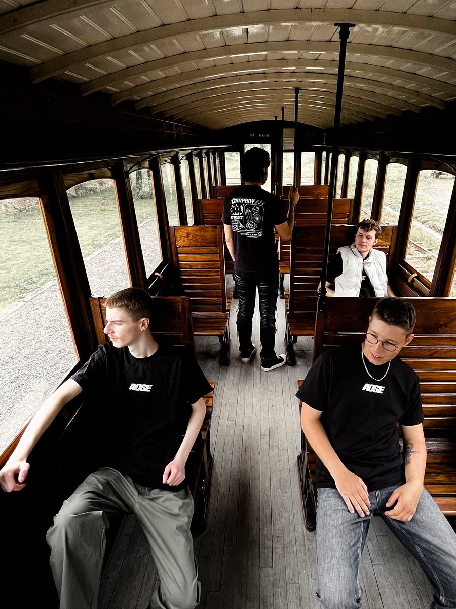 aosedesign's tweet image. Mon premier drop de textile est désormais disponible ! J'espère qu'il vous plaira🙌

C'est la consécration de nombreuses heures de travail et d'apprentissage de la sérigraphie 

Attention, les quantités sont limités⚠️

🔗aose.fr