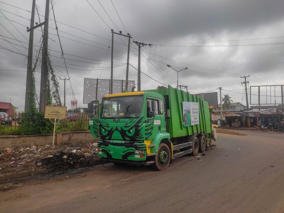 FeedbackOYSG's tweet photo. The Sabo - Adamasingba -Recreation Club Junction refuse black spot has been completely cleared. Be a good citizen. Avoid indiscriminate dumping of refuse. Call 08181900004 for waste management issues in Oyo State. https://t.co/qc0Zt54PcM