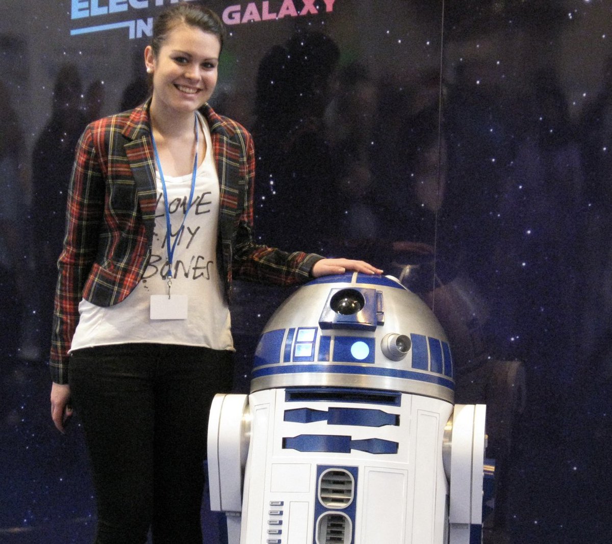 FrequencyCast's tweet photo. At a 3D printing show in Essex today. Bumped into R2D2, which prompted us to dig out an old pic of our Kelly meeting the iconic droid a long time ago in a galaxy far far away… https://t.co/JIhY29UvRG