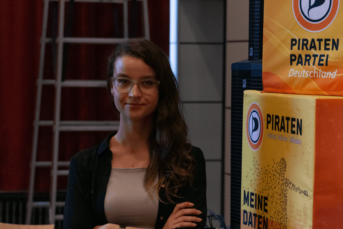 Auf unserem Bundesparteitag #bpt221 wurde gerade Anne Herpertz <a href="/stillnotlovin/">Anne Herpertz / stillnotlovin@dresden.network</a> zu unserer neuen Vorsitzenden gewählt. Herzlichen Glückwunsch zur Wahl :)
#PIRATEN