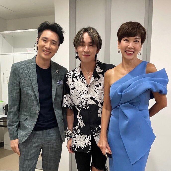 crossratioent's tweet photo. ๐๐ป ็พๅ ็พๅ ็พๅ ~๐๐ป
Thank you @ch8sg and @shengsiong_ for having @xxmxrcs!โจ
Fun fact: #KymNg actually carried baby xxmxrcs years ago! ๐คญ
#xxmxrcs #dasmondkoh #kymng #down4u #theshengsiongshow #็ผค็บทไธๅๅจๆ่ #crossratioentertainment #crossratioartiste https://t.co/rUQZw5V0KM