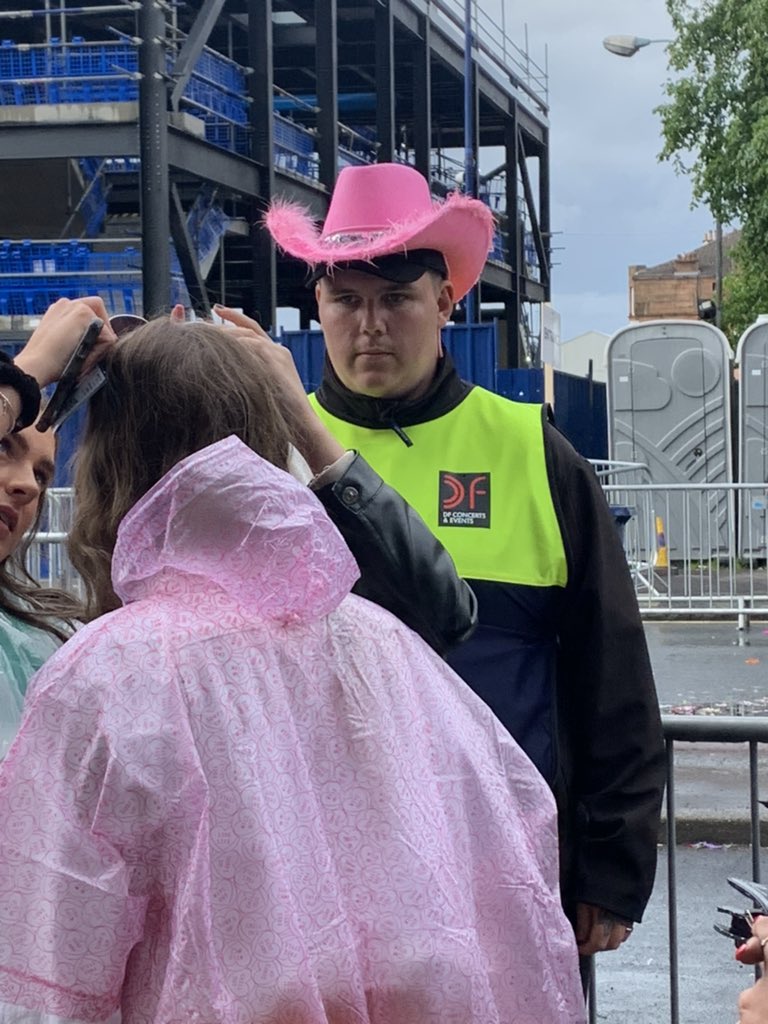 NOT THE SECURITY GUARD BEING YASSIFIED
