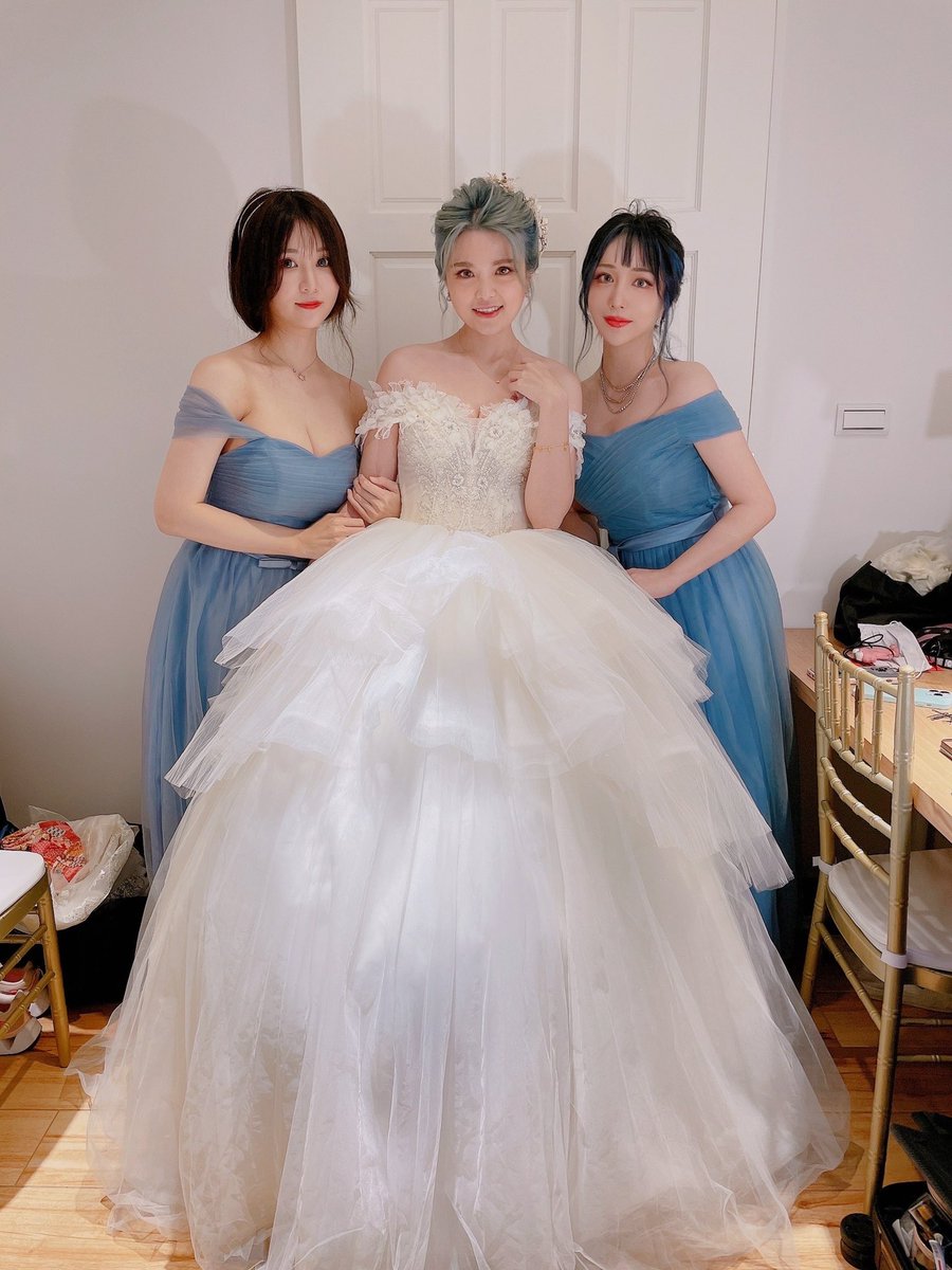 恭喜米砂 @mis_av 🥹🥹🥹🥹嚶嚶嚶
懷念以前一起出席國外活動的日子
第一次當伴娘，每一個活動環節都很猛ㄉ（？
不愧是老濕姬

伴娘小夥伴 @shiraga_cosplay https://t.co/eJigiKFJ80