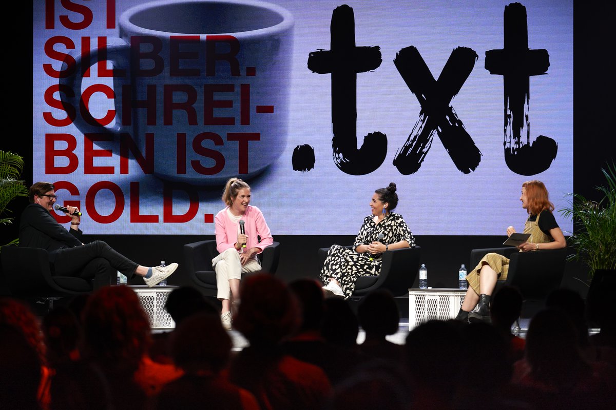 In ihrem Panel „Funny Bones – Angeborene Witzigkeit oder harte Spaßarbeit?“ sprachen Peter Wittkamp (<a href="/diktator/">Peter Wittkamp 🇺🇦</a>), Ariana Baborie, <a href="/KatjanaGerz/">Katjana Gerz</a> und <a href="/AnnttScheffl/">Annett Scheffel</a> darüber, wie uns Humor dabei helfen kann, zu mehr Gelassenheit im Leben zu kommen. #txt22 #rp22 #mbbgefördert