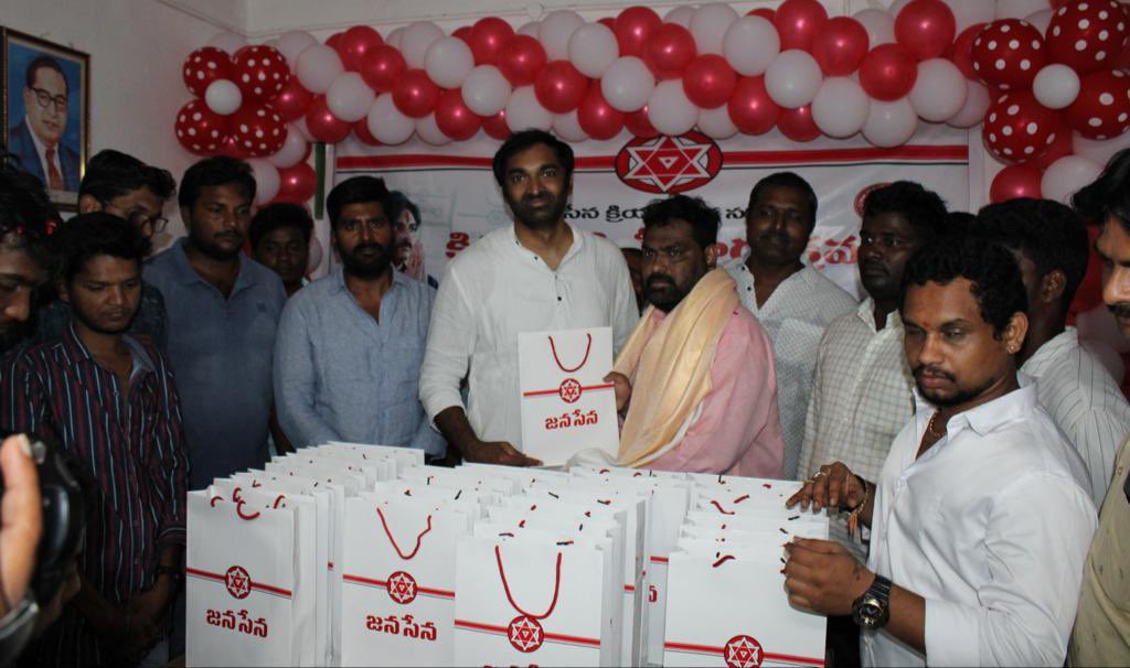 ManukranthReddy's tweet image. జనసేన క్రియాశీలక సభ్యత్వం కిట్ల పంపిణీ కార్యక్రమం. 

Gudur constituency Memberships kits distribution along with District Vice President Shri Theegala Chandar Shekar garu. (1/2)

@JanaSenaParty @mnadendla @PawanKalyan