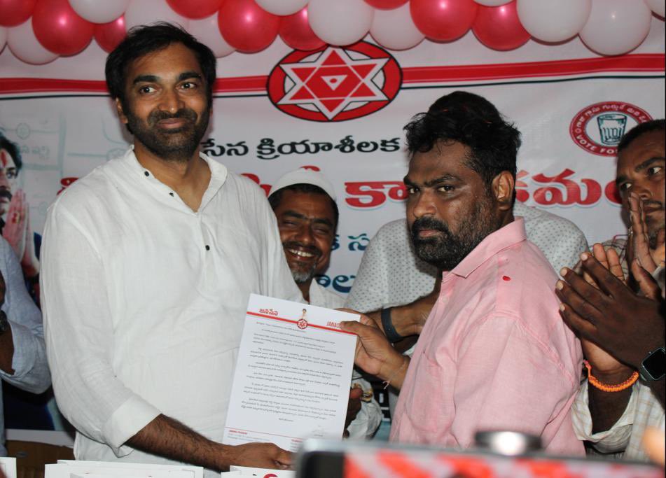 ManukranthReddy's tweet image. జనసేన క్రియాశీలక సభ్యత్వం కిట్ల పంపిణీ కార్యక్రమం. 

Gudur constituency Memberships kits distribution along with District Vice President Shri Theegala Chandar Shekar garu. (1/2)

@JanaSenaParty @mnadendla @PawanKalyan