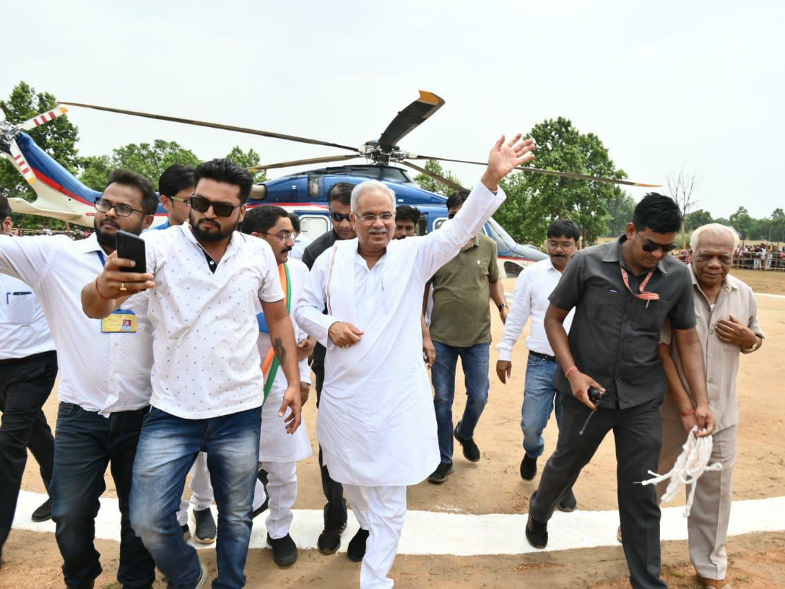 मान. मुख्यमंत्री जी,
एक आदेश के साथ शासकीय महाविद्यालय से प्रभावित(बेरोजगार)किये गएअतिथि व्याख्याताओं को पुनःनियुक्ति की बधाई एवं उज्जवल भविष्य की शुभकामनाए देकर उन्हें एक नया जीवन देने की कृपा करे।
#PriyankaGandhi
 #bhupeshbaghel
#umeshpatelcgpyc 
#महाविद्यालयीन_अतिथि_व्याख्याता