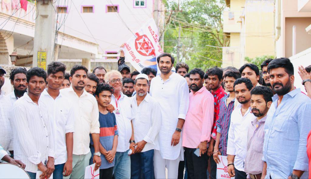 ManukranthReddy's tweet image. జనసేన క్రియాశీలక సభ్యత్వం కిట్ల పంపిణీ కార్యక్రమం. 

Gudur constituency Memberships kits distribution along with District Vice President Shri Theegala Chandar Shekar garu.(2/2)

@JanaSenaParty @mnadendla @PawanKalyan