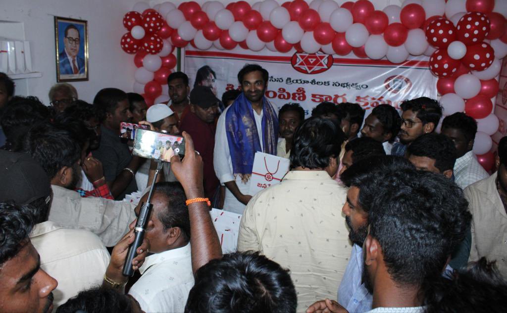 ManukranthReddy's tweet image. జనసేన క్రియాశీలక సభ్యత్వం కిట్ల పంపిణీ కార్యక్రమం. 

Gudur constituency Memberships kits distribution along with District Vice President Shri Theegala Chandar Shekar garu.(2/2)

@JanaSenaParty @mnadendla @PawanKalyan