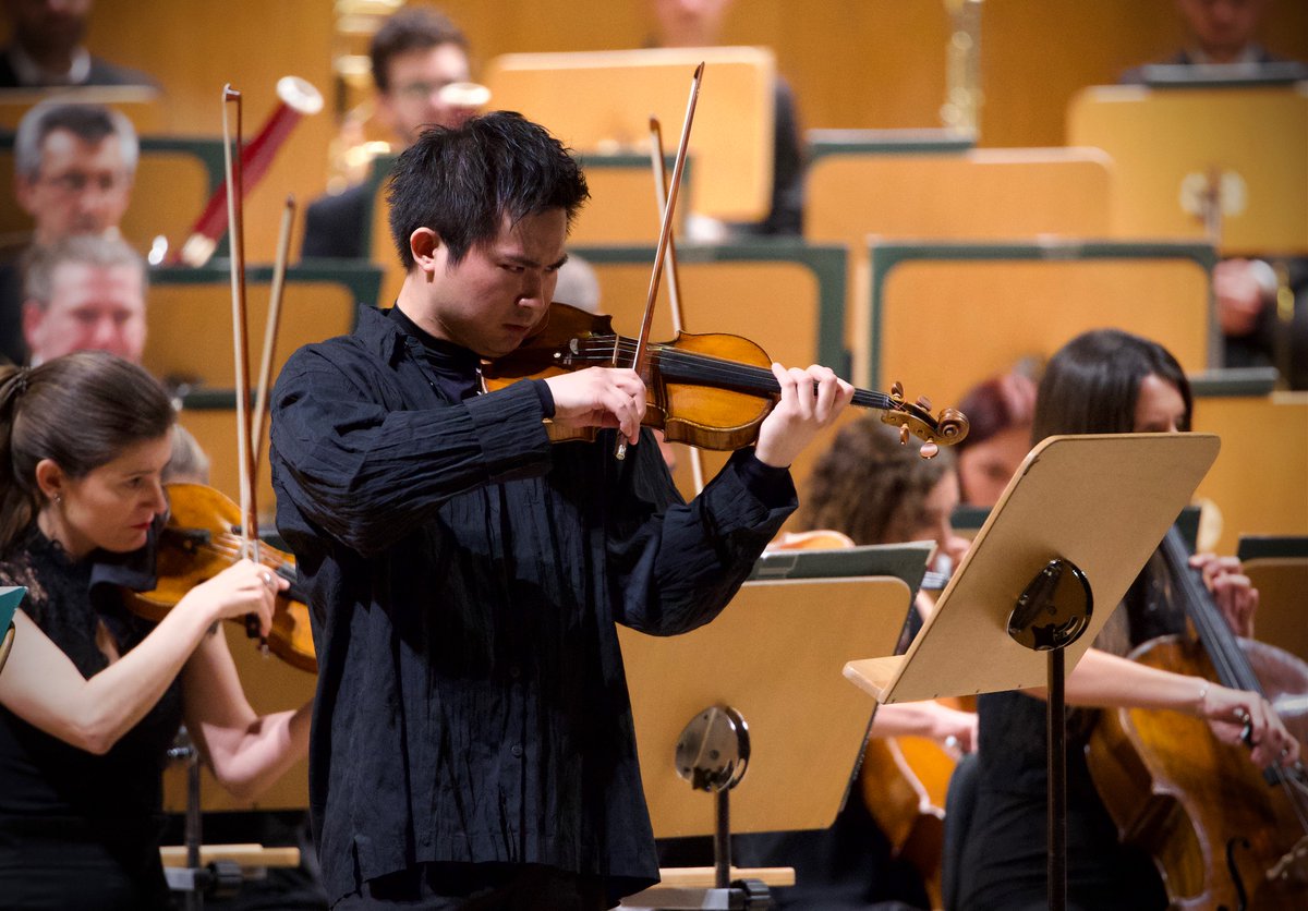 El violinista japonés <a href="/FumiakiMiura/">Fumiaki Miura</a> debuta este fin de semana junto a la Orquesta Nacional de España con el exigente 'Concierto para violín' de Benjamin #Britten.

¡Muy felices de tenerte con nosotros! 🤩🎻