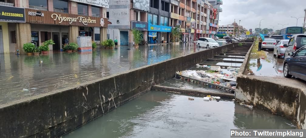 NewsBFM's tweet photo. 1. Parts of Klang have been hit by flash floods following continuous rain today.

Klang MP Charles Santiago told the The Vibes that the affected areas include Taman Bayu Perdana and Taman Chi Liung. https://t.co/kiSwSXJVzN