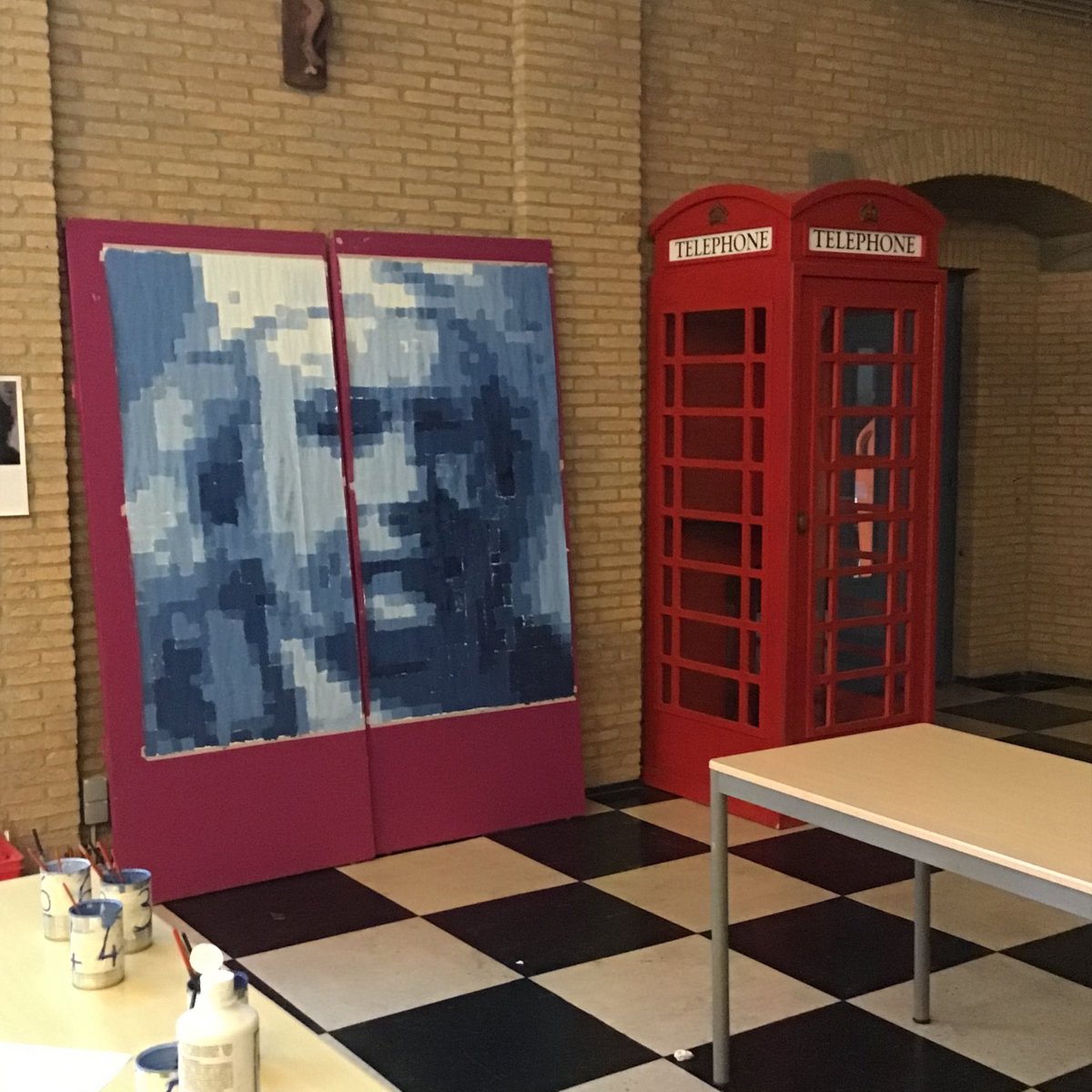 Héél veel groep-7-leerlingen schilderden tijdens onze Open Dag een klein stukje, en samen vormden die stukjes dit mooie portret!