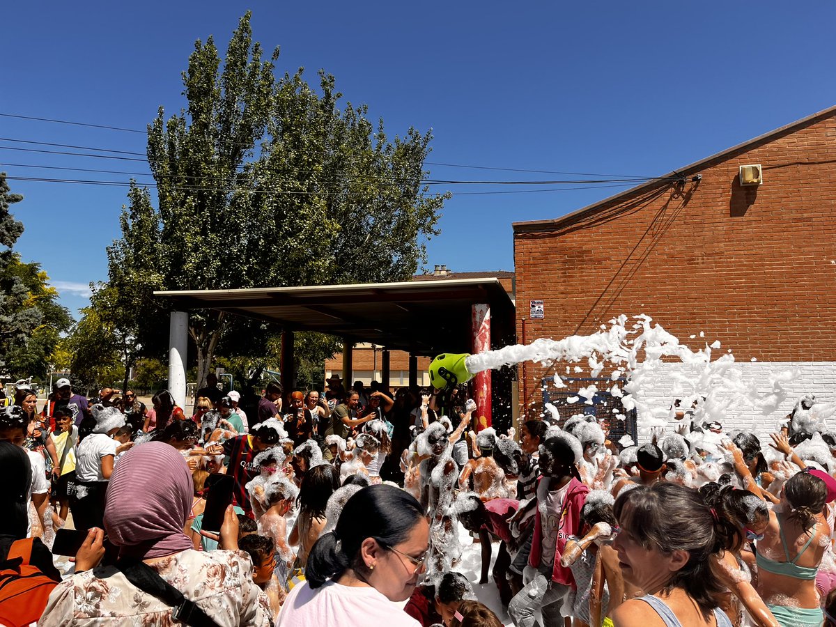 ¿¿Algún plan mejor que pasar esta #OlaDeCalor con un cañón de espuma???
#animacioneszagaleras #oszagales #CeipHispanidad