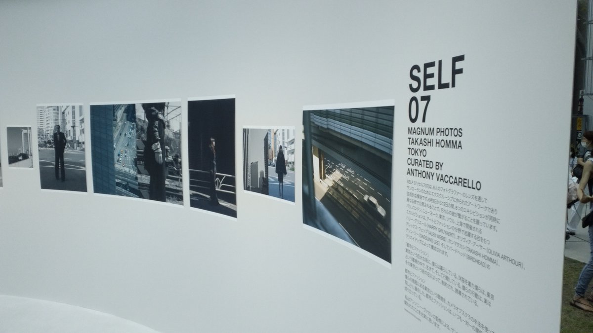 takefumi334578's tweet photo. ミヤシタパークで開催中のサンローランのアートプロジェクト「SELF07」。会場は、円形の建物の中に写真が展示してありました。
Saint Laurent's art project "SELF07" at Miyashita Park.
The photos were displayed in a circular building.
#YSL #SaintLaurent #サンローラン  #Self07 #TakashiHomma https://t.co/bw8pjOklOf