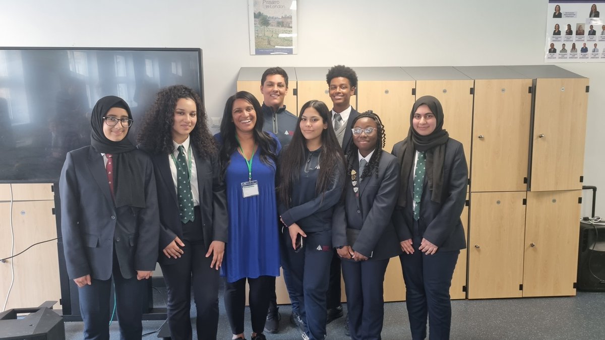 We were delighted to attend the launch of the Young Scholars Network at @TheGSAL today. Y10 listened to an inspirational talk from <a href="/jazampawfarr/">Dr Jaz Ampaw-Farr</a> about being their true self. #ysn