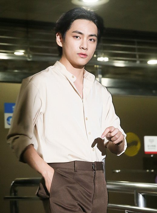 this taehyung picture right here screams heartthrob