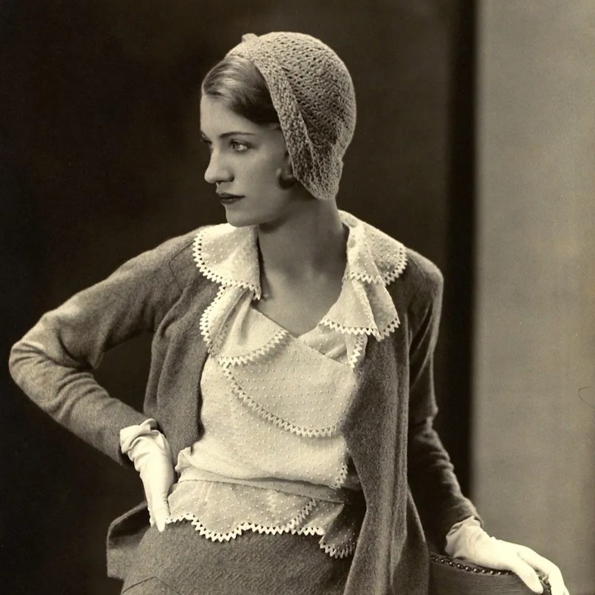 SunkenRoadsDoc's tweet photo. Lee Miller strikes a pose! Vogue model and 1940s it-girl, Miller also served as a WWII war correspondent. “Naturally, I took pictures,” she said in a 1946 interview. “What’s a girl supposed to do when a battle lands in her lap?” 

#SaturdayStyle #Herstory #WWII #Vogue https://t.co/sCbnYcO2cM