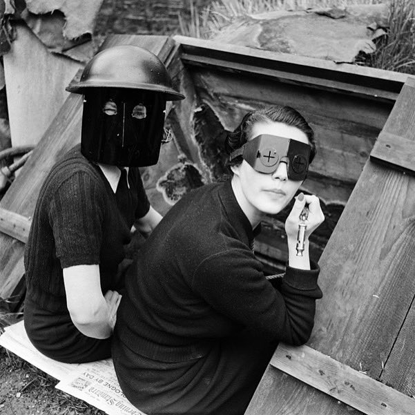 SunkenRoadsDoc's tweet photo. Lee Miller strikes a pose! Vogue model and 1940s it-girl, Miller also served as a WWII war correspondent. “Naturally, I took pictures,” she said in a 1946 interview. “What’s a girl supposed to do when a battle lands in her lap?” 

#SaturdayStyle #Herstory #WWII #Vogue https://t.co/sCbnYcO2cM