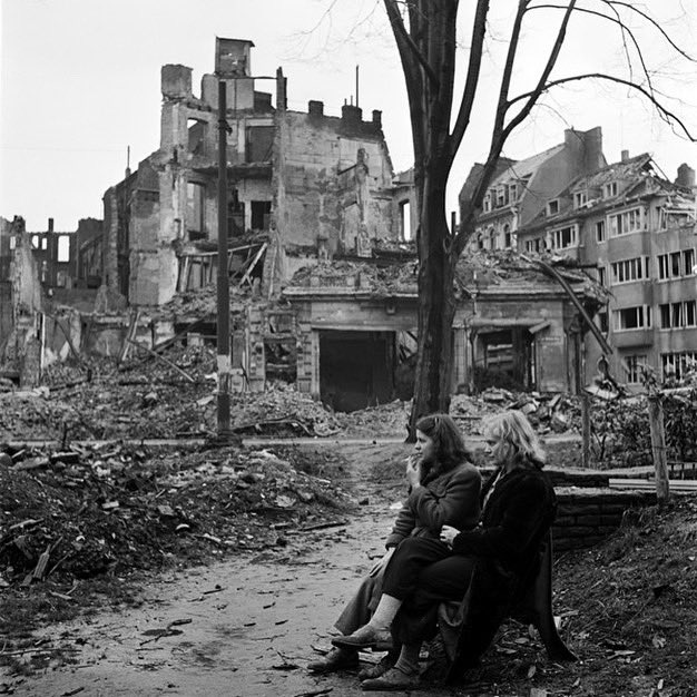 SunkenRoadsDoc's tweet photo. Lee Miller strikes a pose! Vogue model and 1940s it-girl, Miller also served as a WWII war correspondent. “Naturally, I took pictures,” she said in a 1946 interview. “What’s a girl supposed to do when a battle lands in her lap?” 

#SaturdayStyle #Herstory #WWII #Vogue https://t.co/sCbnYcO2cM