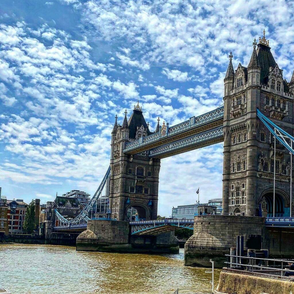 Simo_Ciocco's tweet photo. “Nessuna città presenta una così disordinata varietà di forme, una così capricciosa mescolanza di bello, di brutto, di magnifico, di povero, di triste, di strano, di grande, di uggioso.” ~ Edmondo de Amicis
.
.
.
#londra #london #inghilterra #england #lo… https://t.co/uWNGmyfodQ https://t.co/uhEW3ffVQS