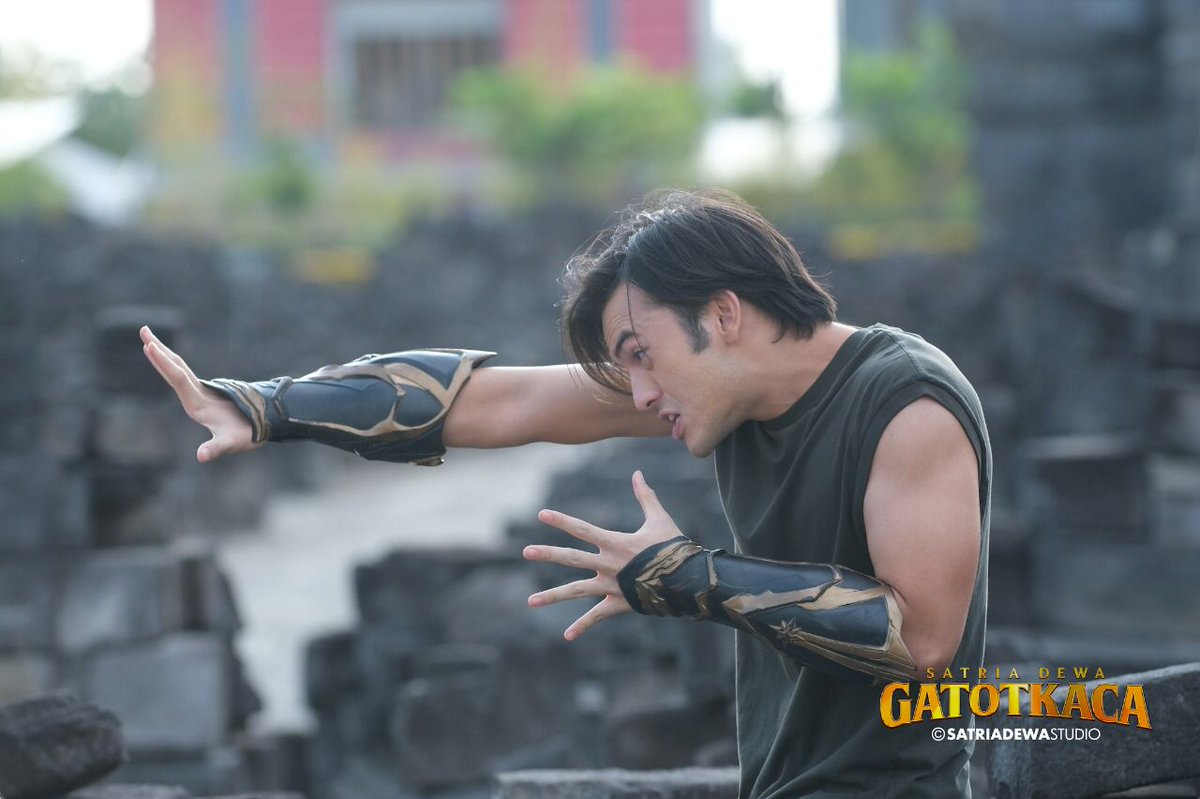 IsmailWoles's tweet photo. Aksi koreonya bagus dan gak awkward. Bagus nih #filmgatotkaca ternyata seru juga https://t.co/r0BbetDVau
