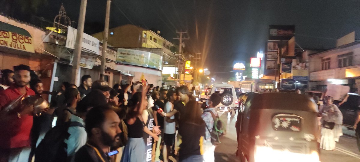 tharushineethr1's tweet photo. Protestors are banging pots and pans together while chanting #GoHomeGota at Kohuwala Junction.
The crowd is growing and vehicles are honking in support.
Gotta give it to the people, so simple but effective. https://t.co/KlBw2dmmBG