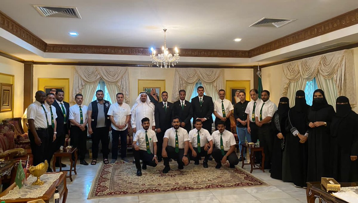 أستقبل اليوم سعادة سفير خادم الحرمين الشريفين لدى ماليزيا الأستاذ / محمود بن حسين قطان في دار السكن وفد طريق مكة  ، واستمع سعادة السفير من العقيد نعيم الصاعدي على مايقوم به الفريق من تسهيل الاجراءات لدخول حجاج ماليزيا لعام ١٤٤٣هـ واستعمال التقنية الحديثة وسهولة وسرعة الانجاز